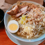 ラーメン富士丸 - この醤油ベースの味に絡む太麺が最高！！！