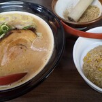 味噌之達人 - みそたつらぁ麺と半チャーハン。