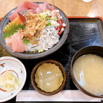 大庄水産 - ぶつ切り刺身まかない丼　¥1,000(税込み)