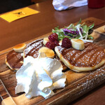 グレイビーソース - キャラメルバナナのパンケーキ