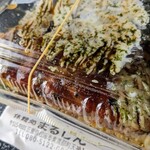 まる新 - テイクアウトのお好み焼き♪400円　半身じゃありません。下にも半身がおります♪