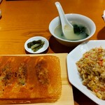 196717942 - 名古屋コーチン鶏餃子(5個)とすだち塩バター炒飯定食 990円、鶏スープとお新香が付きます