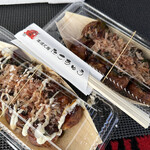 たこちゅう - 料理写真:たこ焼き8個入り600円
左がたこちゆうソース
右がピリ辛ソース