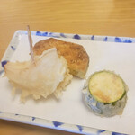 天ぷら よこい - ●三皿目
      ・新玉ねぎ
      ・ズッキーニ
      ・サツマイモ