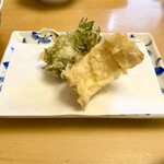 天ぷら よこい - ●一皿目
      ・太刀魚
      ・鱸
      ・岡山産牡蠣