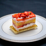 パティスリー イル・プルー・シュル・ラ・セーヌ - 苺のショートケーキ（870円）