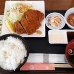 Gohan Dokoro Omenoe - トンカツ定食(880円也) ご飯のおかわりも自由！