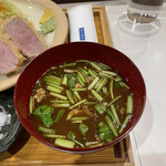 とんかつ 牡丹 - セリとなめこのお味噌汁