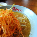 くるまやラーメン - ねぎ味噌ラーメン(760円)　辛みねぎが小高く盛られています