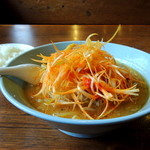 くるまやラーメン - ねぎ味噌ラーメン(760円)＋無料ライス　辛みねぎが小高く盛られています