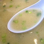 三四郎 - 表面に油の層がある白色の濃厚スープは山頭火らしくやや甘め。