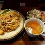 タイ料理 サバイサバイ - パッタイのセット