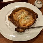 ロイヤルホスト - ダブルオニオングラタンスープの、ふたを開けた後の様子です。