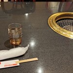 Yakiniku Resutoran Daishouen - 水、おしぼり、箸は座る前に用意され置いてあります。