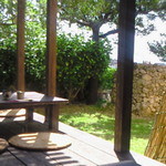 島やさい食堂 てぃーあんだ - 潮風が涼しい、テラス席。向こうに微かに海が見える。