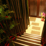 寿司　志真 - 店内へと下る階段