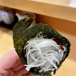 村庄寿司 - 海苔で包んだ大根（梅いり）