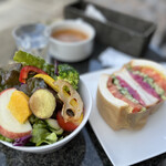 ウェア イズ ア ドッグ? - 連れは、野菜のサンドにサラダとスープを付けて