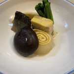 山海房 - 炊き合わせ　飾り切したにんじんと寒ダラの卵の子を挟んだ玉子焼き、竹の子を先に食べてしまいました。