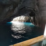 至善天遊 - 青の洞窟。所々波があたって船が横揺れして怖かったけど、水面が青くてキレイだったなぁ。