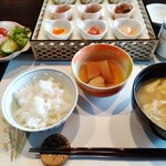 至善天遊 - サラダ、ご飯、ぶり大根、味噌汁