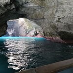 至善天遊 - 洞窟内に船で入っていきます。探検気分♪１か所上が開いていて、光が差し込みます。