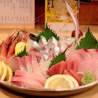 You will be surprised at the volume as the name suggests! “Bikkuri Sashimori” (2,680 yen)