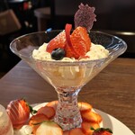 Orso Bianco - 苺のパフェ