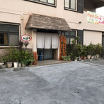 炭火焼肉 やまもと - お店の入口