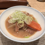 鳥焼しん助 - お通しの煮込み