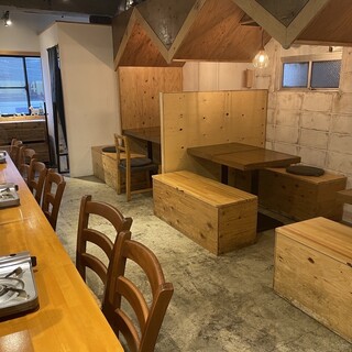 ロッヂ感溢れる店内。人気の山小屋席です。