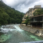 松楓楼 松屋 - 吊り橋から松楓桜　松屋を見たところです　真ん中の突き出しているところが部屋です