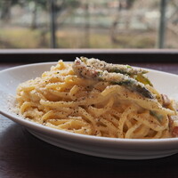 トラットリア グランボッカ - ベーコンとアスパラガスのカルボナーラ