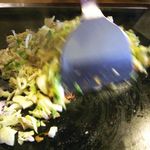 Tsukishima Monja Bontemmaru - 【もんじゃの焼き方　実践編-1】キャベツ等を全部鉄板の上にならべたら、ササッと炒める。