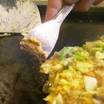 Tsukishima Monja Bontemmaru - 【もんじゃの焼き方　食べ方編-1】もんじゃの周りから薄いオコゲをゲット！