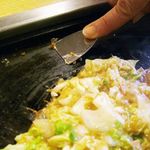 Tsukishima Monja Bontemmaru - 【もんじゃの焼き方　食べ方編-2】オコゲを土台にして、もんじゃをはしからとっていくと・・・