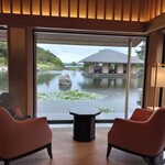 日本料理 鳥羽別邸 華暦 - 正面、池の中央建物が『浮殿』さらに奥には伊勢湾