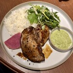 Thalee ling - 「WEEKEND LUNCH COURSE」(2500円)マグロ頬肉の椰子殻瞬間燻製、タマリンド醤油ソース、山形の香り米添え