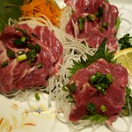 紅屋 桐生店 - 馬刺し……しもふり！