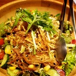 紅屋 桐生店 - パリパリサラダ。下には千切りキャベツが。和えてあったドレッシングが美味！