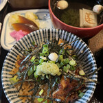 あつた蓬莱軒 - 薬味を乗せてサッパリと