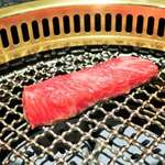 日本焼肉はせ川 別亭 - 神戸牛サーロイン　土佐備長炭焼霜仕上げ