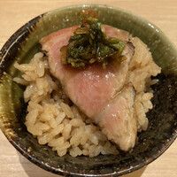 焼うおいし川  六本木凛華楼 - 本鮪の炙り丼です。中盤のメインで、とても美味しいです。