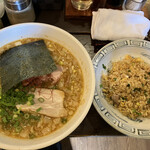 らーめん 雲 - 煮干しラーメン味噌　1100円、半チャーハン　290円
