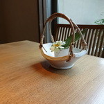 薪の音 - 個室のお食事スペース・テーブルのお花