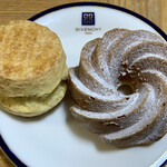 mokki - プレーンスコーン¥250と本日のバントケーキ(北欧風ブルーベリーとアーモンドプードルのバントケーキ)¥380