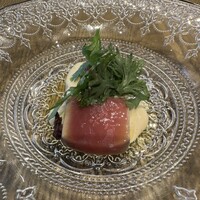 Tinc gana - 長崎県産本マグロ、トマトのコンフィ、春菊、松の実のソース。