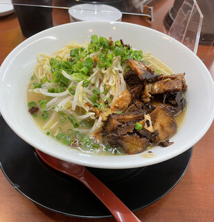 九州宮崎ラーメン響 - 学生ラーメン。学生向けというだけあって、麺の量が多いみたいです。