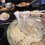 あずみうどん - しっかりエッジが立ってます