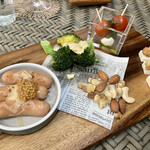 フロックス ローカル マーケット - 「おつまみセット（税込￥1,000）」の（粗挽きソーセージの粒マスタード添え、トリュフのミックスナッツ、揚げブロッコリー、ミニカプレーゼ、ドライイチヂクのチーズ乗せ）